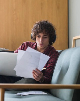 Ein junger Student prüft seine Optionen, um die Kosten für das Studium zu bezahlen.